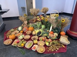 Die Erntegaben in der Kirche in Alt-Erkrath. Obst und Gemüse sind mit Garben und Sonnenblumen dekoriert.