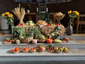 Erntedank Unterbach Der Aufbau der Erntegaben in der Unterbacher Kirche, im Hintergrund der Altar