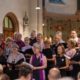 begeisterte Sängerinnen und Sänger beim Konzert