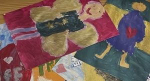 von Vorschulkindern gemalte Karten mit Engelsmotiven