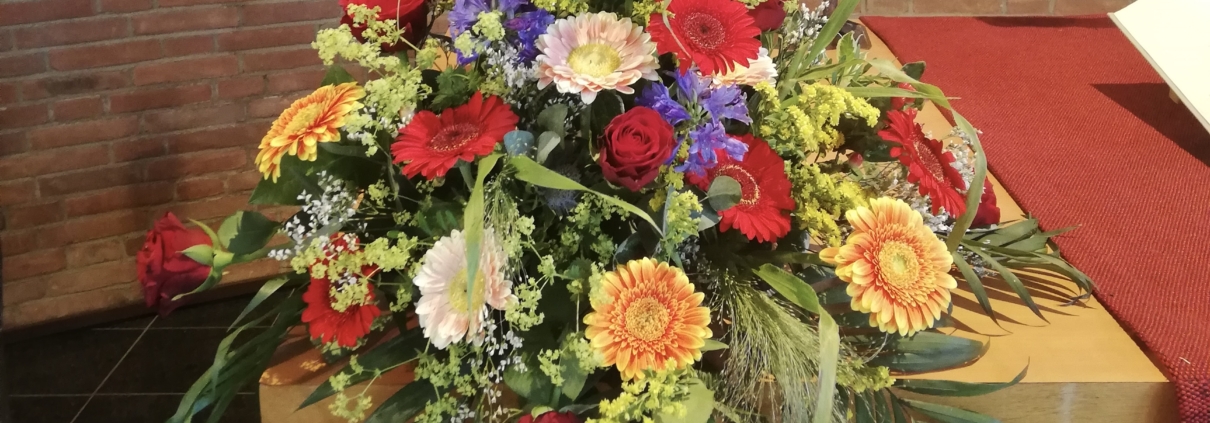 Blumengesteck auf dem Altar der Unterbacher Kirche