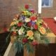 Blumengesteck auf dem Altar der Unterbacher Kirche