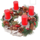 Ein Adventskranz mit vier roten Kerzen